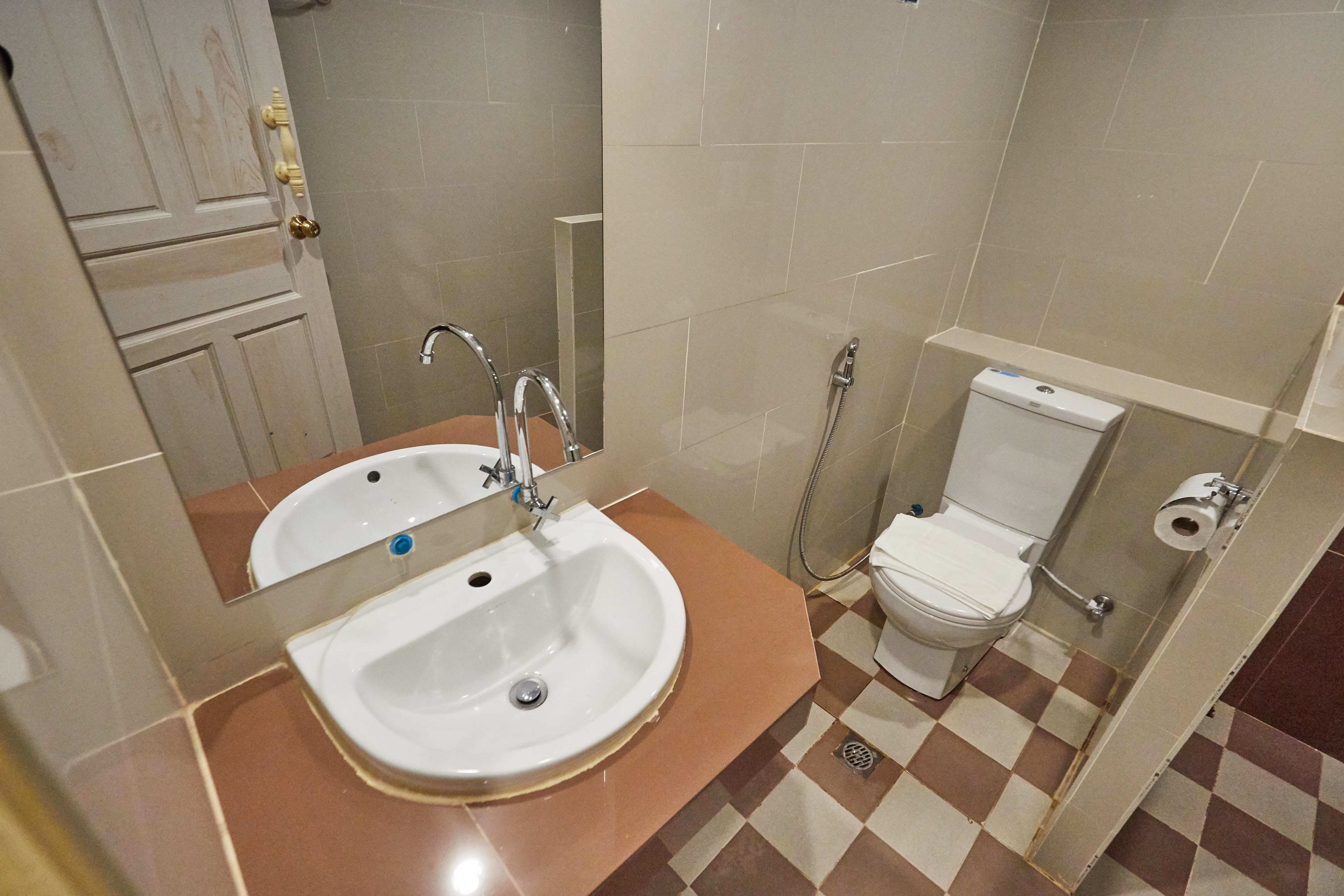 Une salle de bain avec un lavabo, des toilettes et une douche.