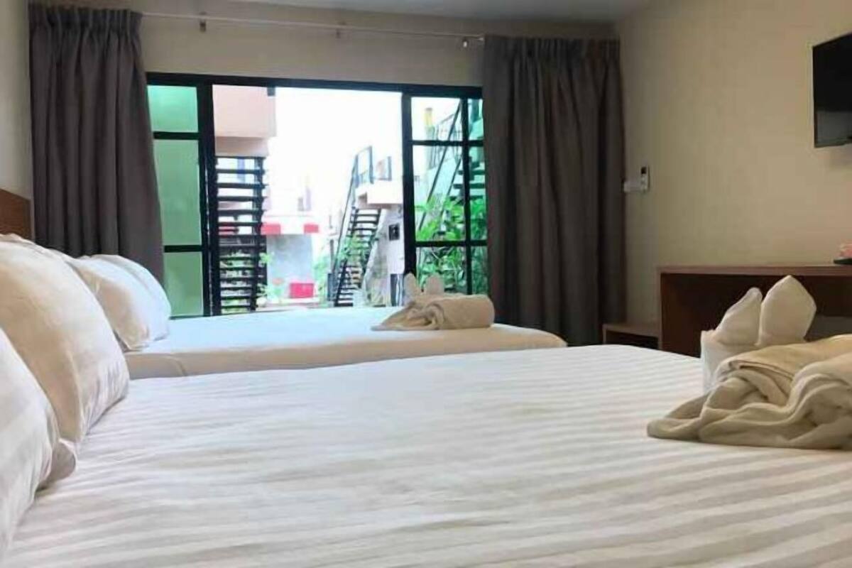 Minibar, meja kerja, tirai kedap cahaya, dan Wi-Fi gratis