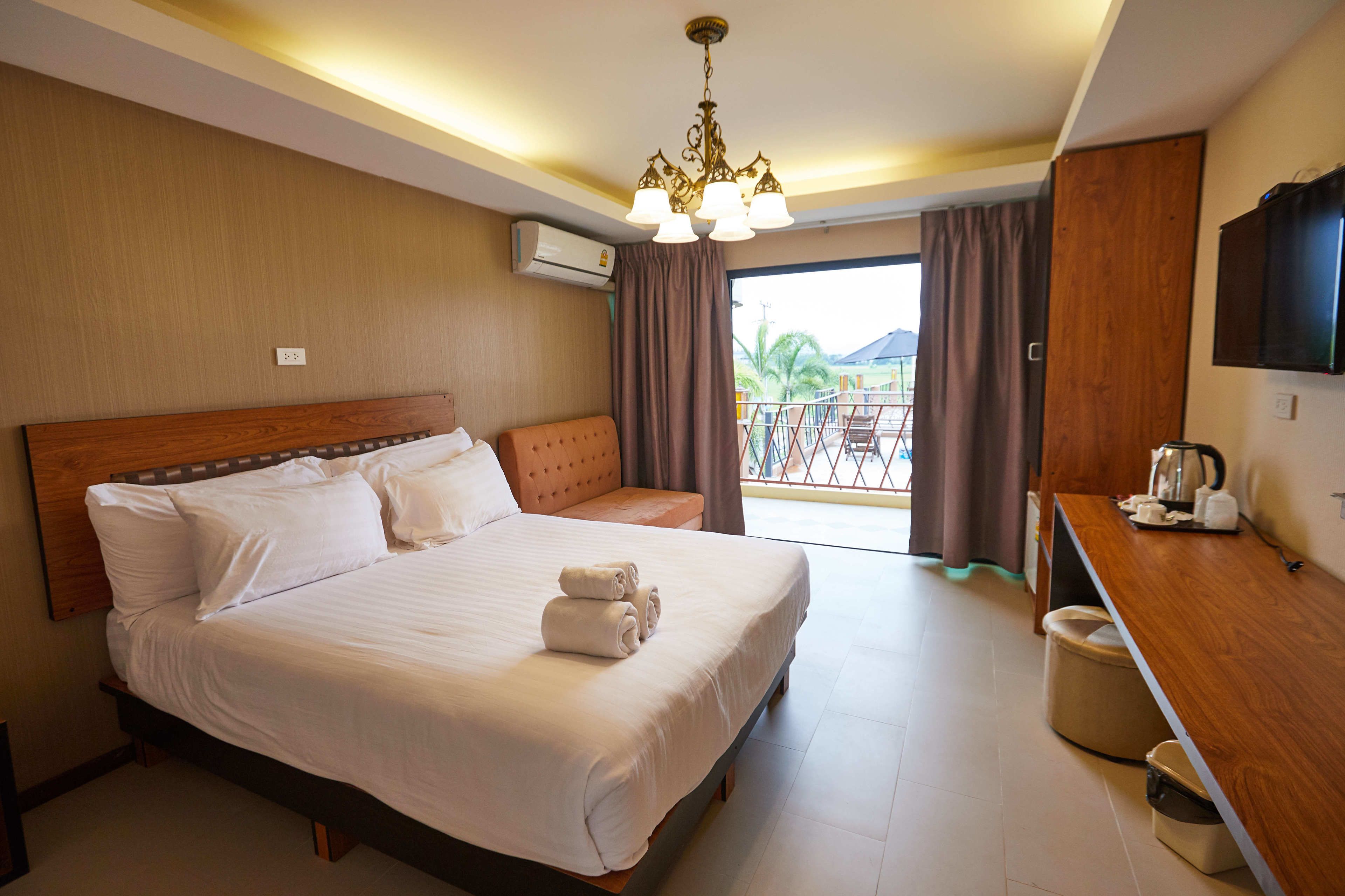 Superior Studio, 2 Twin Beds | Bathroom | Shower, rainfall showerhead, free toiletries, hair dryer