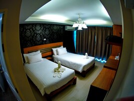 Estudio superior, 2 camas individuales | Minibar, escritorio, cortinas opacas y wifi gratis