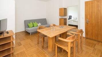 Comfort Apartment, 1 Bedroom, Balcony, Garden View | In-room dining