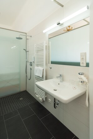Panoramic-Apartment, Balkon, Seeblick (Apt Villa) | Badezimmer | Haartrockner, Seife, Shampoo, Toilettenpapier