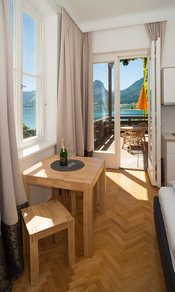 Appartement panoramique, 1 grand lit, balcon, au bord du lac | Vue de la chambre