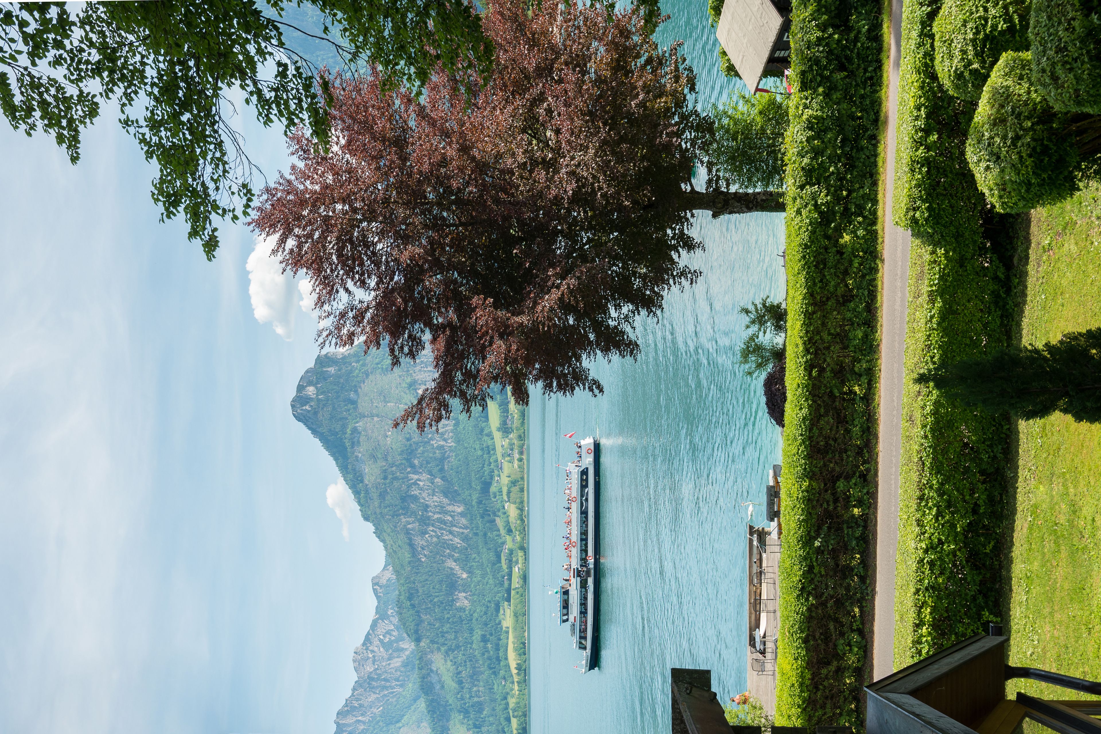 Un barco en un lago con montañas al fondo.