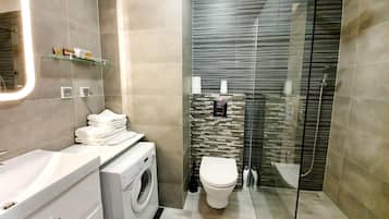Apartment (8) | Bathroom | Hair dryer, towels, soap, shampoo