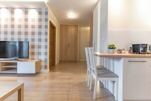 Decoración personalizada, muebles diferentes y cortinas blackout 