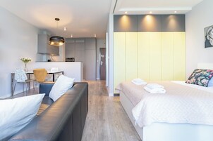 Decoración personalizada, muebles diferentes y cortinas blackout 
