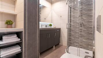 Apartment, 1 Bedroom | Bathroom | Hair dryer, towels, soap, shampoo
