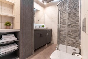 Apartment, 1 Bedroom | Bathroom | Hair dryer, towels, soap, shampoo