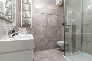 Appartement, 1 chambre (2) | Salle de bain | Séchoir à cheveux, serviettes fournies, savon, shampooing