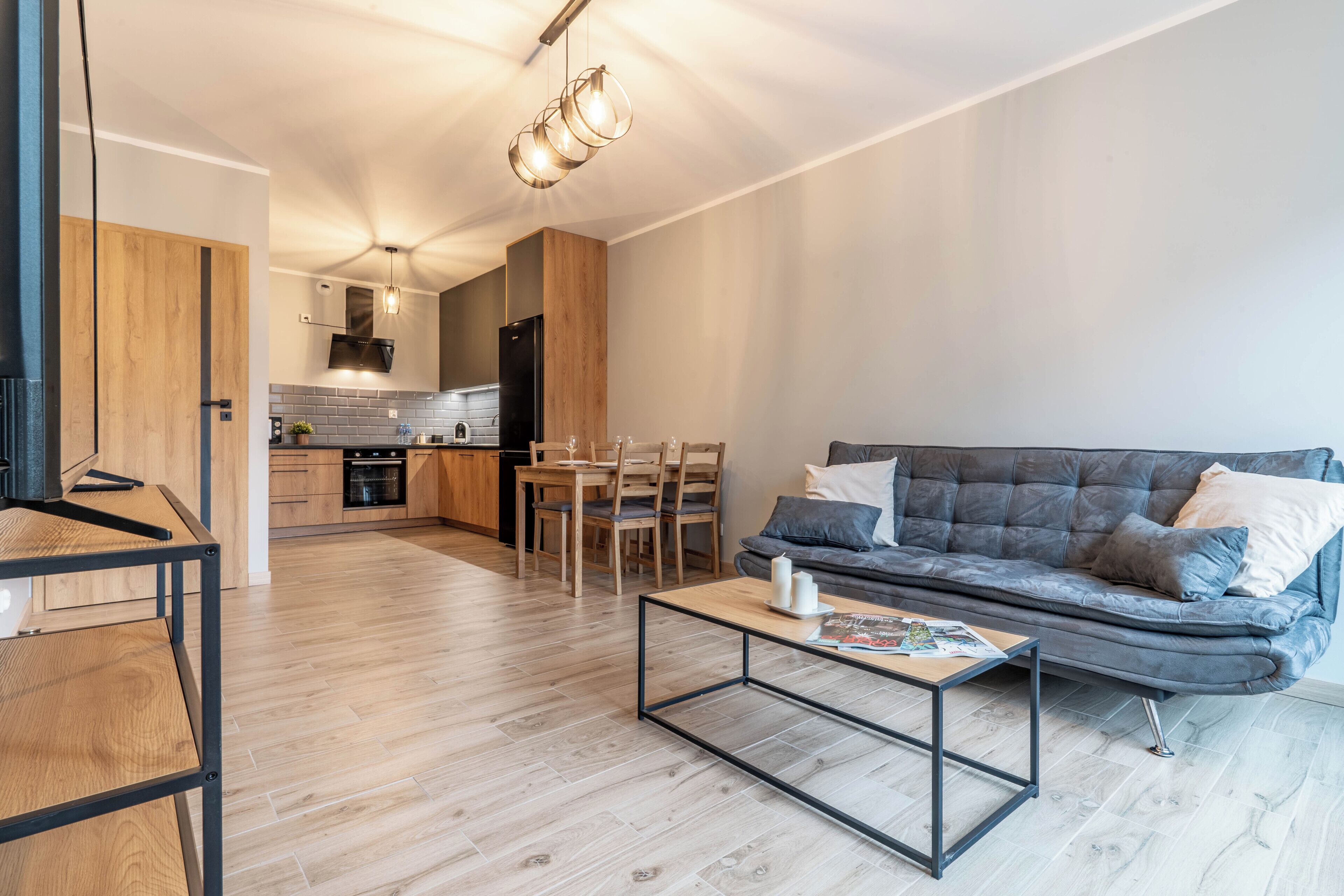 Una sala de estar moderna con un sofá, una mesa de centro y un comedor.
