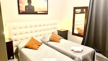 Habitación estándar con 2 camas individuales, 2 camas individuales, vista a la ciudad | Ropa de cama de alta calidad y caja de seguridad en la habitación