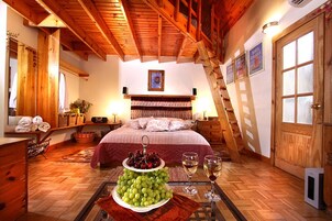 Escritorio, sistema de insonorización y tabla de planchar con plancha 