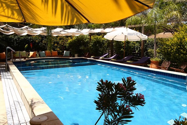 Una piscina al aire libre de temporada