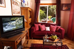 Cabaña Gallery, 1 habitación | Zona de estar | Una televisión de pantalla plana, una mesa de tenis de mesa