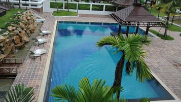 Una piscina al aire libre