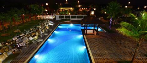 Una piscina al aire libre