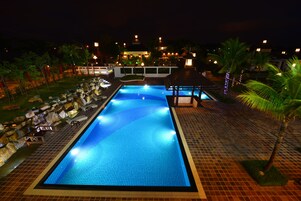 Una piscina al aire libre