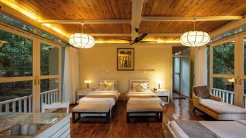 Superior Triple Room | Minibar, vÀrdeförvaringsskÄp pÄ rummet, skrivbord och ljudisolering