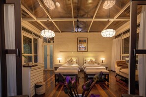 Superior Twin Room | Minibar, värdeförvaringsskåp på rummet, skrivbord och ljudisolering