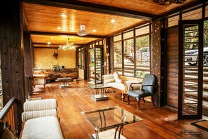 Una televisión de pantalla plana