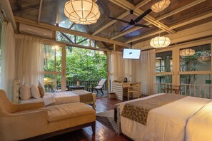 Habitación triple superior | Minibar, caja fuerte, escritorio y sistema de insonorización