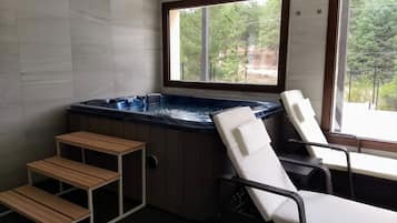 Sauna, hot tub