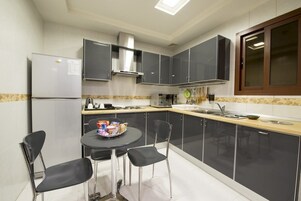 冰箱、电热水壶