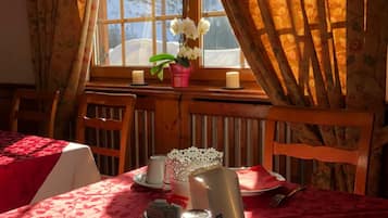 KĂŒhlschrank, Mikrowelle, Herdplatte, Kochgeschirr/Geschirr/Besteck