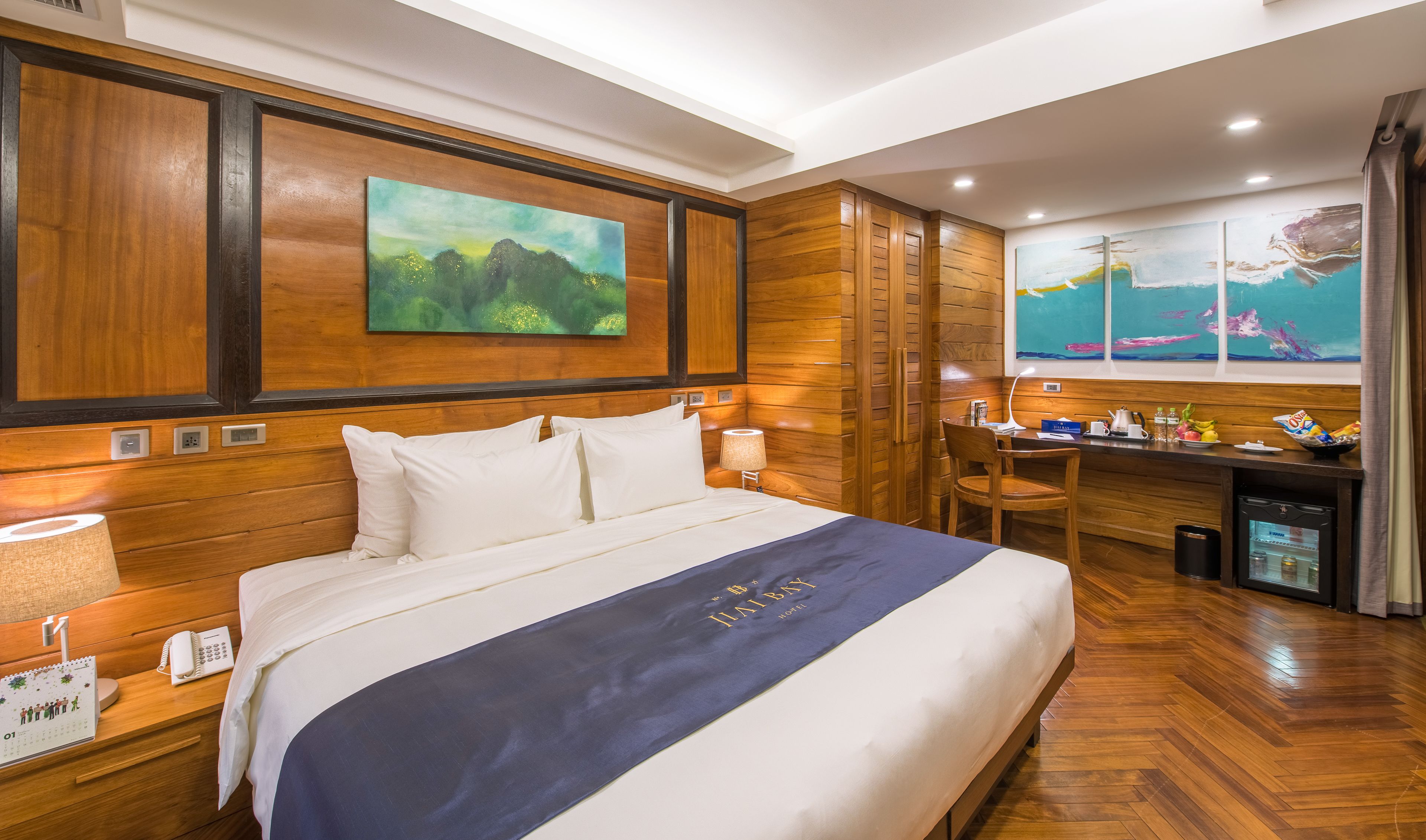 deluxe double room, 1 king bed | minibar, in-room safe, desk, blackout curtains