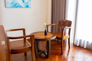 Minibar, caja de seguridad en la habitación y escritorio 