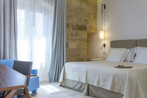 Hochwertige Bettwaren, Betten mit Memory-Foam-Matratzen, Minibar