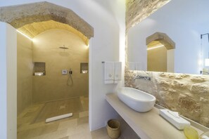 Deluxe Room | Bathroom sink - Castello di Ugento (Ugento)