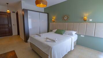 Habitación familiar, 2 habitaciones | Ropa de cama de alta calidad y escritorio