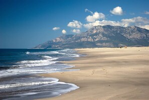 På stranden, hvidt sand, gratis strandtransport, gratis strandhytter