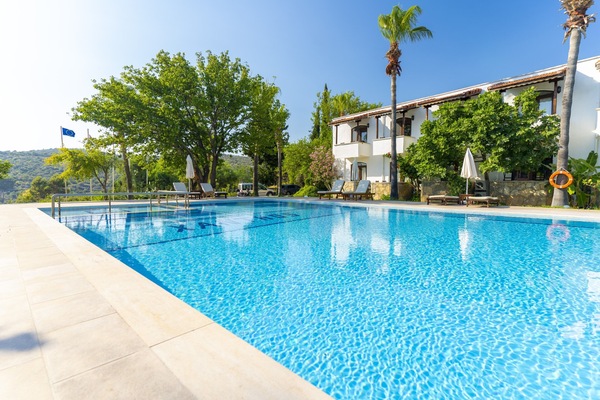 Piscina externa sazonal, guarda-sóis, espreguiçadeiras