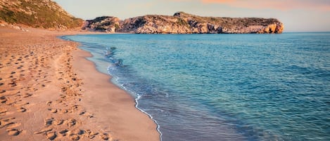 Na praia, areia branca, serviço de traslado de/para a praia grátis 