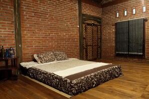 1 bedroom, desk, rollaway beds, bed sheets - Bedog Riverside (Kasihan)
