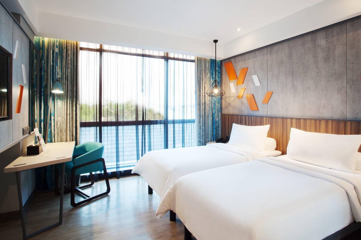 Premium bedding, in-room safe, individually decorated