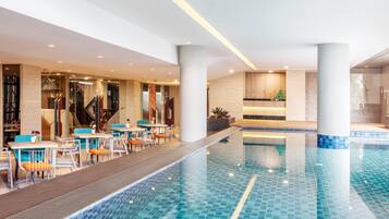Una piscina cubierta