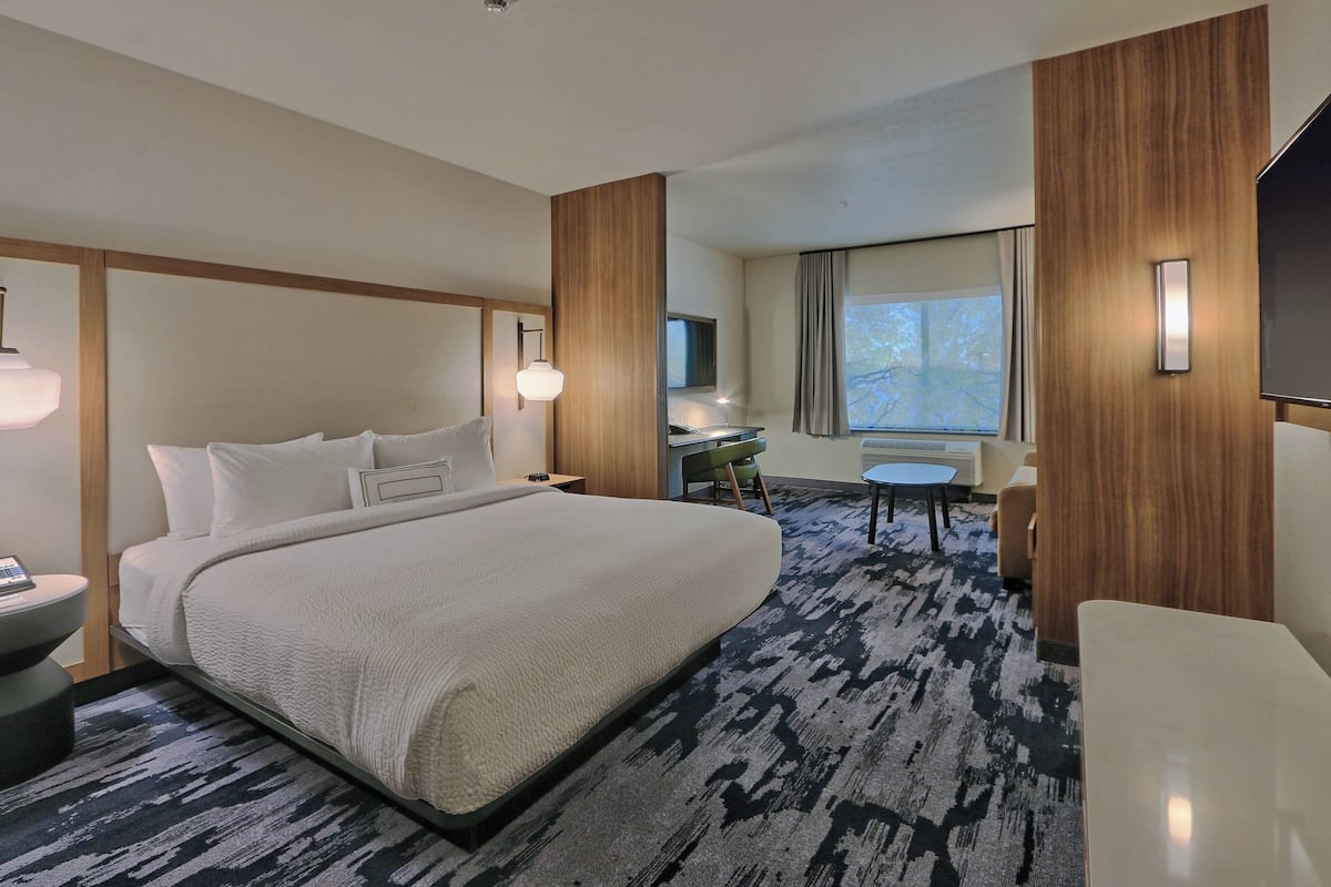 Suite, 1 kingsize bed (Hearing Accessible) | Een bureau, verduisterende gordijnen, een strijkplank/strijkijzer