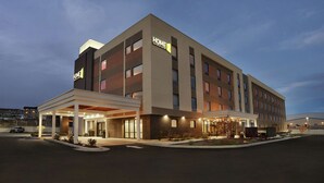 A modern hotel with a flat roof, multiple floors, and a covered entrance area. - Home2 Suites by Hilton Elko (Elko)