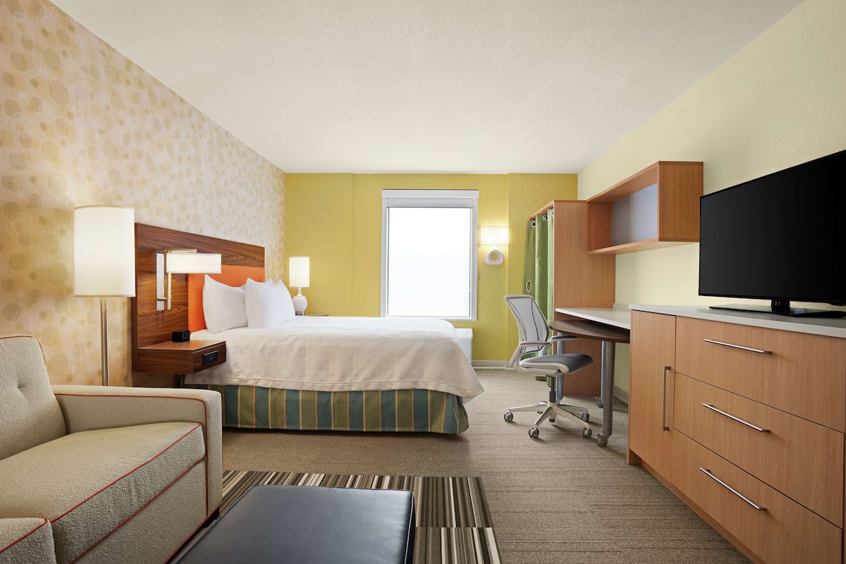 Down comforters, in-room safe, desk, laptop workspace