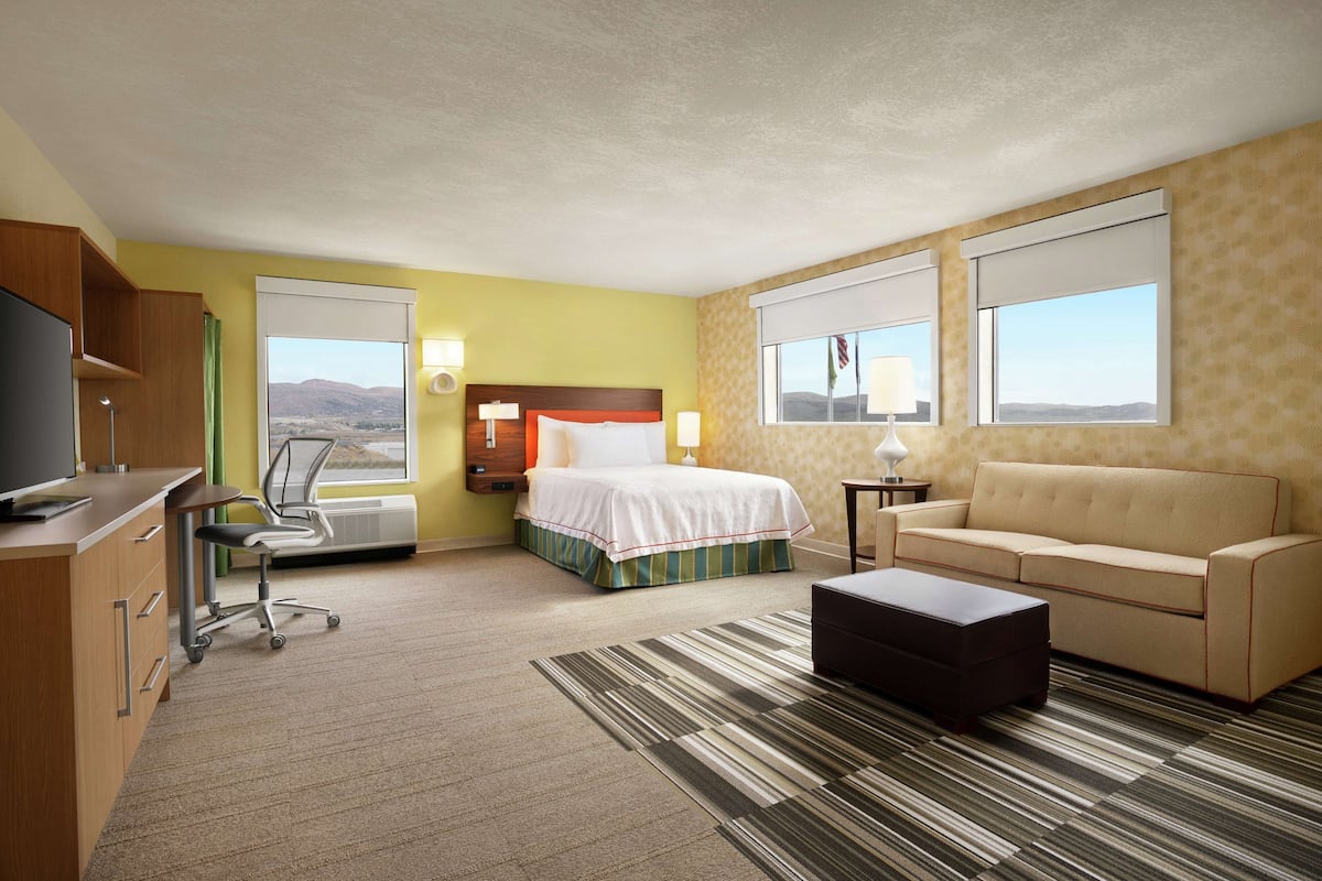 Down comforters, in-room safe, desk, laptop workspace