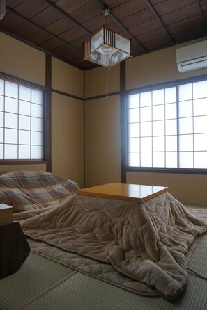 传统客房 (Japanese Style Single Room) | 起居区 | 平板电视
