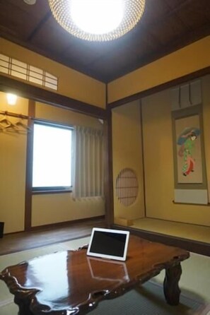 高档床上用品、办公桌、熨斗/熨衣板、免费 WiFi