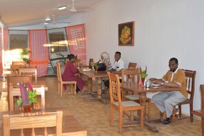 Breakfast, lunch, dinner served; international cuisine  - Chukwani Executive Inn (Zanzibar Town)