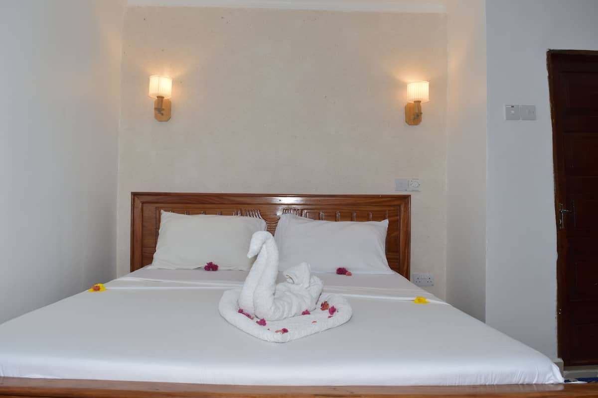 basic double room, private bathroom, garden area | minibar, in-room safe, desk, free wifi