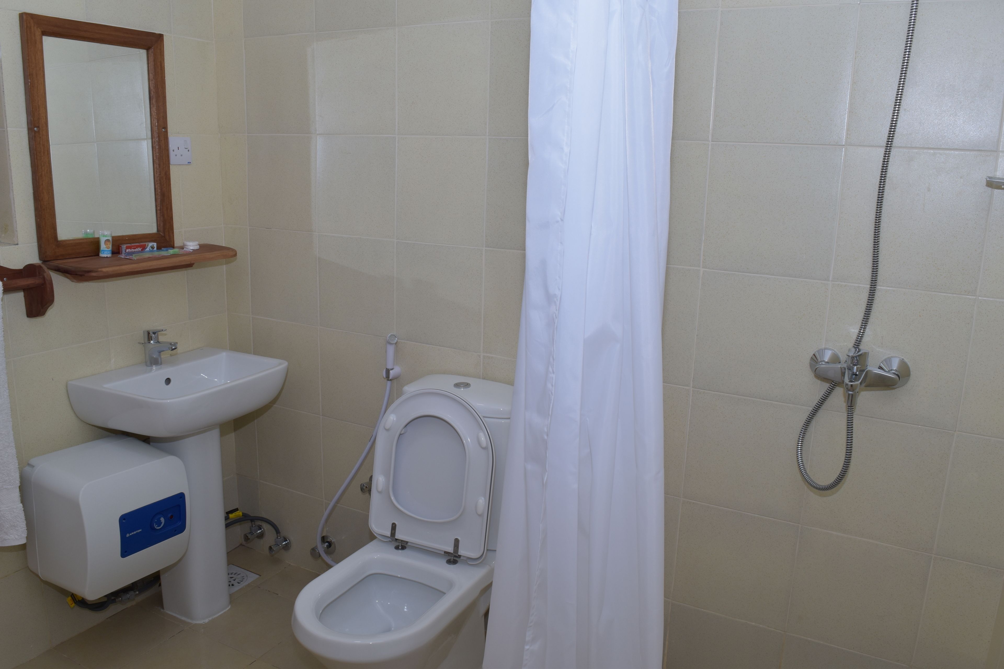 basic double room, private bathroom, garden area | bathroom | shower, free toiletries, towels