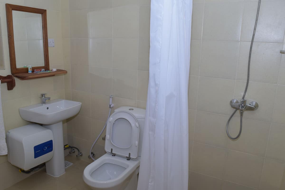basic double room, private bathroom, garden area | bathroom | shower, free toiletries, towels
